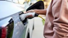 UK Government Considers Easing 2030 Electric Vehicle Sales Targets Amid Industry Pressure