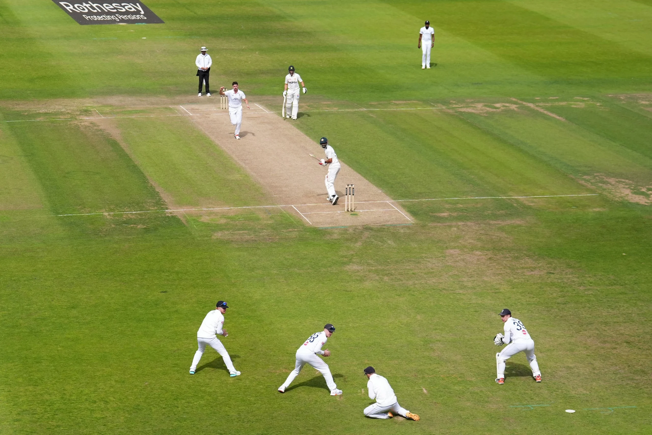 England Dominates Pakistan in First Test Victory at Headingley