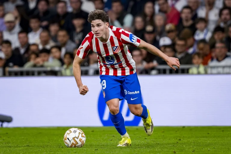 Diego Simeone Addresses Julian Alvarez’s Future at Atletico Amid Barcelona Transfer Interest