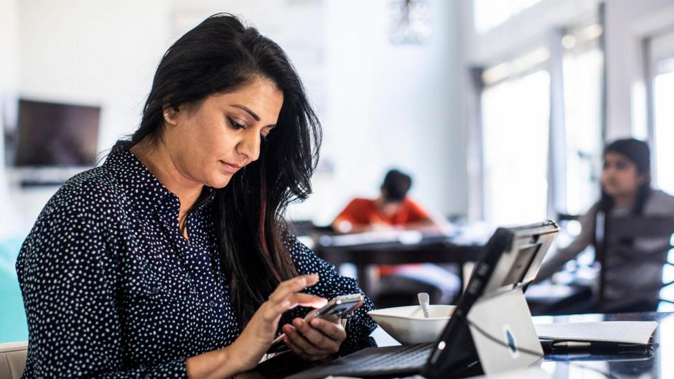 UK Job Vacancies Hit Five-Year Low as Small Businesses Reduce Hiring Efforts
