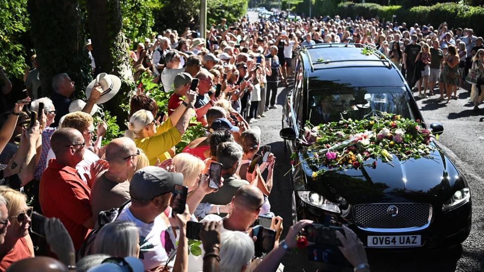 Thousands of Fans Gather in Mumbles to Honor Legendary Singer Bonnie Tyler