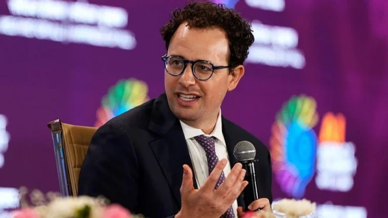Microsoft AI Chief Warns of Rival 'Silicon Species'