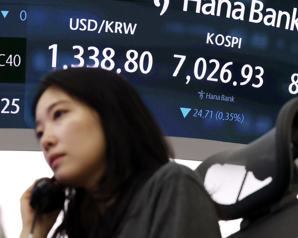 Global Bond Markets Slide as Oil Price Surge Ignites Renewed Inflation Fears