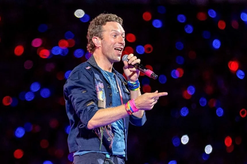 Chris Martin Surprises London Street Performer in Impromptu Duet