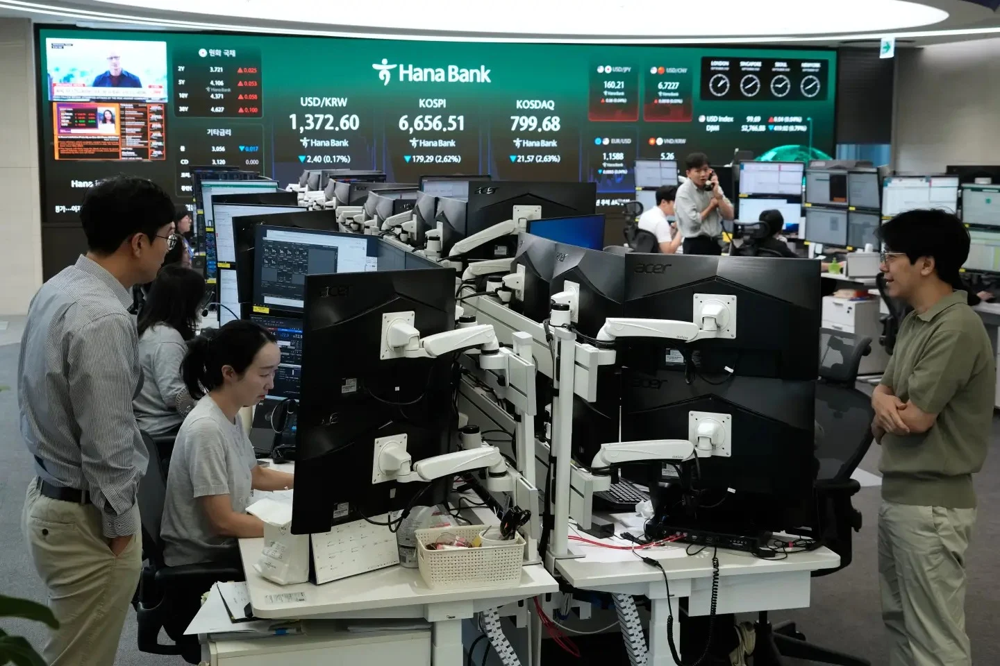 Global Markets Slide as Bond Yields Climb and Iran Conflict Intensifies