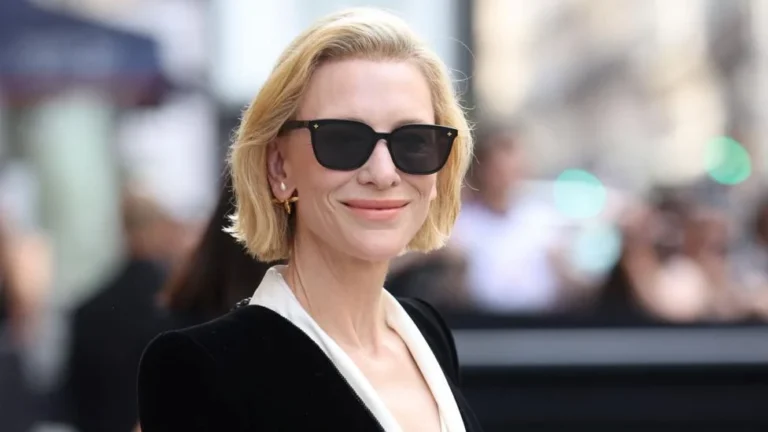 Cate Blanchett Urges Theatre Audience to Stop Filming