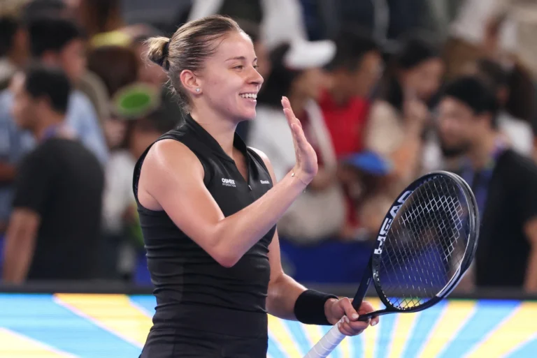 Medvedev, Jodar Reach Shanghai Semis as Swiatek Advances