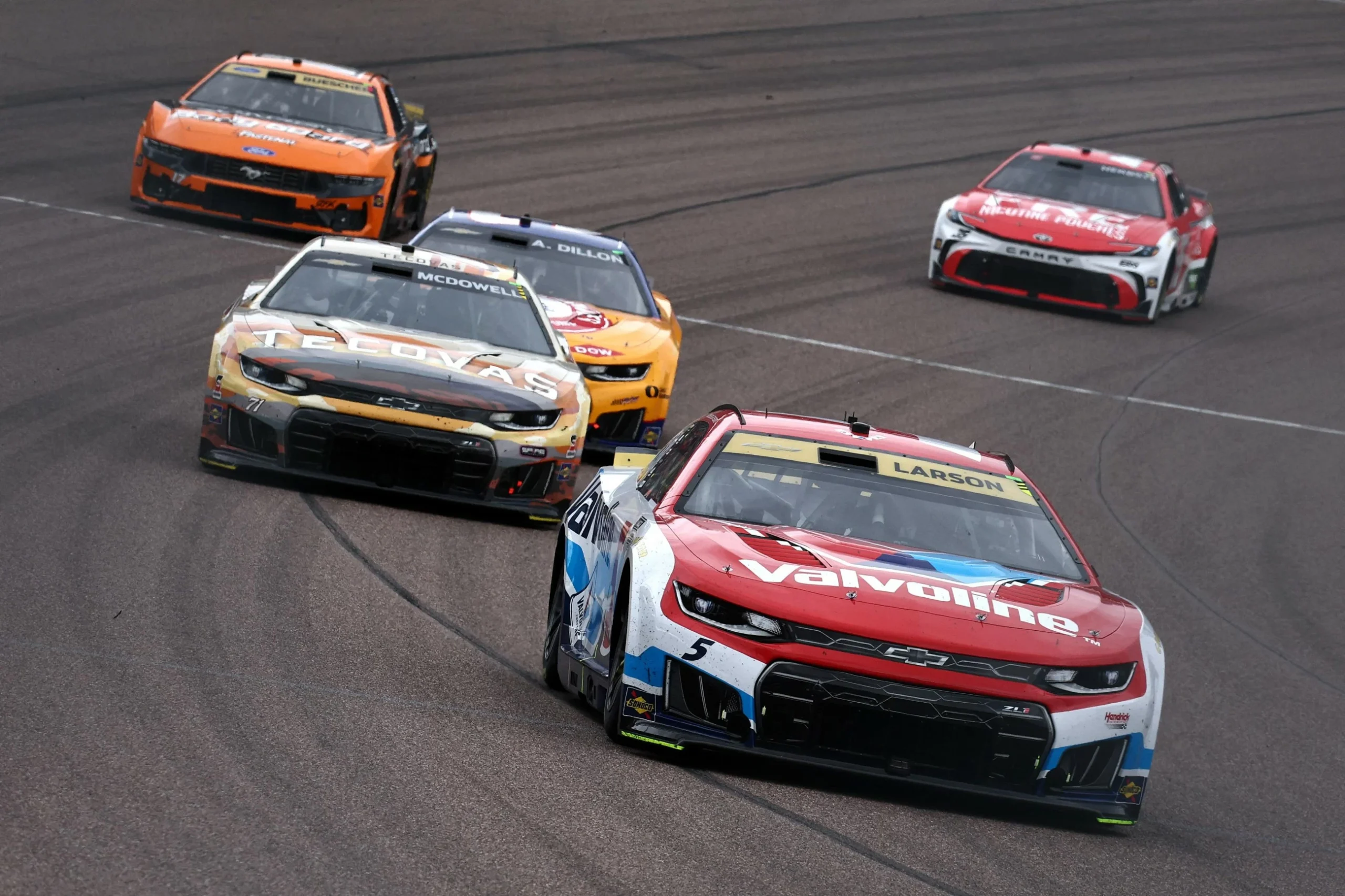 Larson Slumps at Phoenix as NASCAR Championship Chase Tightens