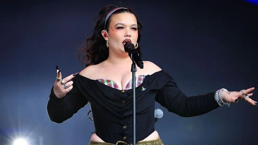 Lola Young: Vaping Makes Breathing a ‘Chore,’ Singer Says