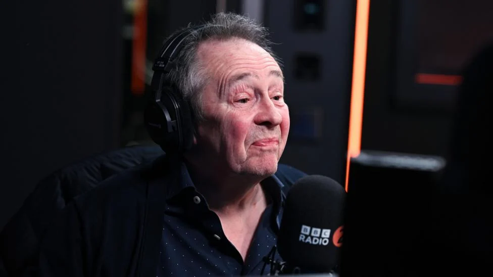 Paul Whitehouse Foils Card Thief in London Mugging