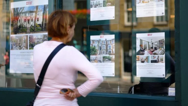 Home Sellers Slash Prices on 3,000 Properties Daily