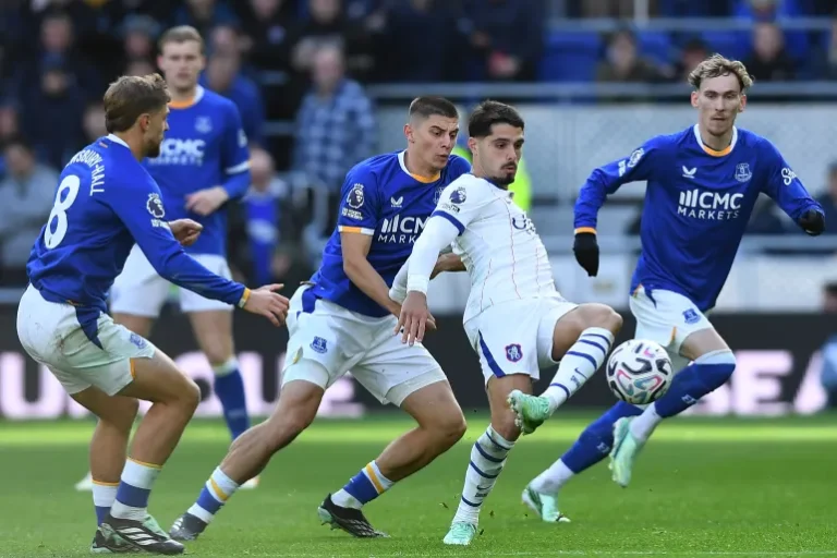 Chelsea Secure Win Over Everton Amidst Martinez Head Injury