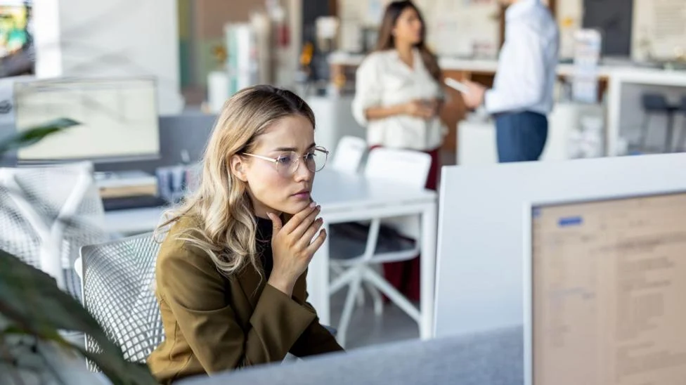UK Unemployment Hits 15-Month Low Despite Cooling Recruitment